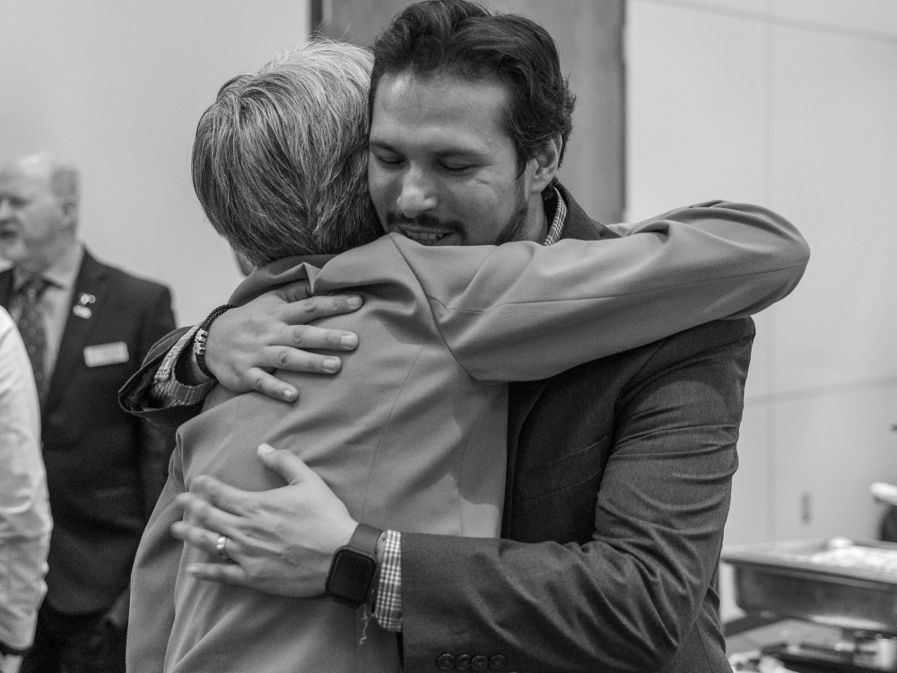 Alejandro Muñoz recreating a Free Hugs moment in 2025