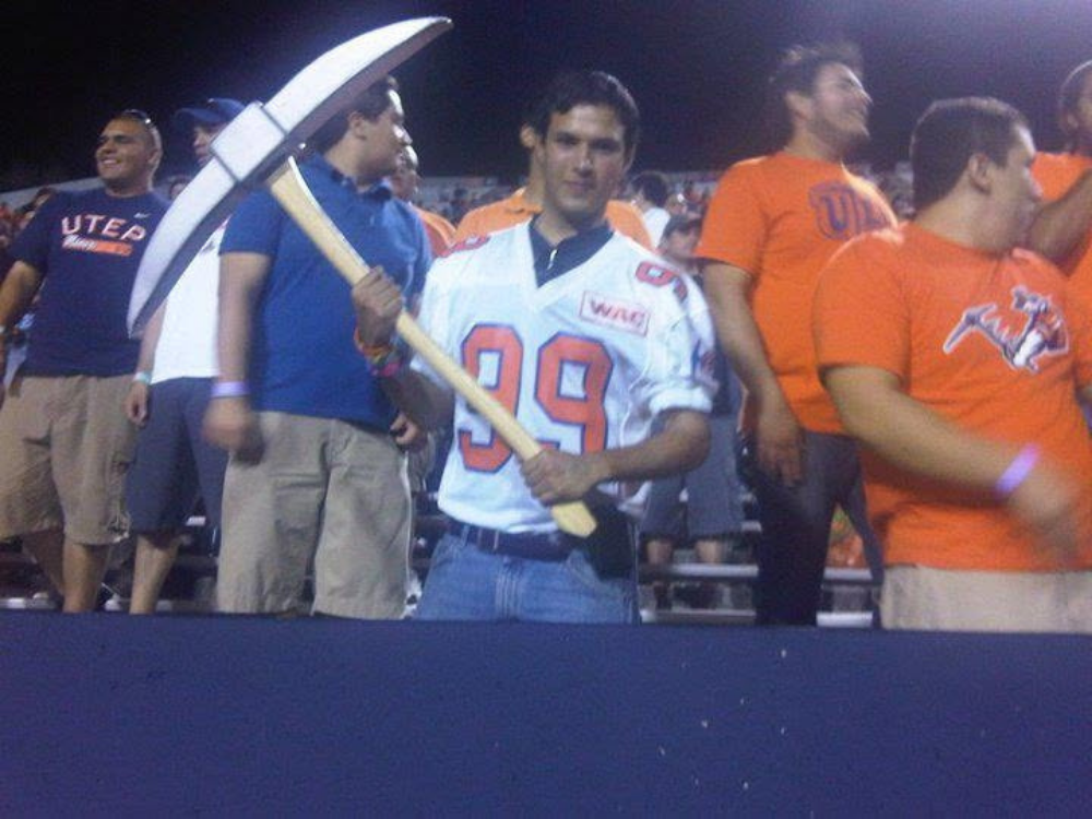 Alejandro Muñoz holding a UTEP pick during a game