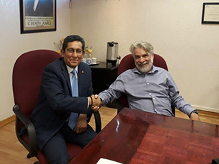 Mtro. Alonso Morales Muñoz and Dean Denis O’Hearn shake hands in agreement to increase cooperation between UTEP and UACJ