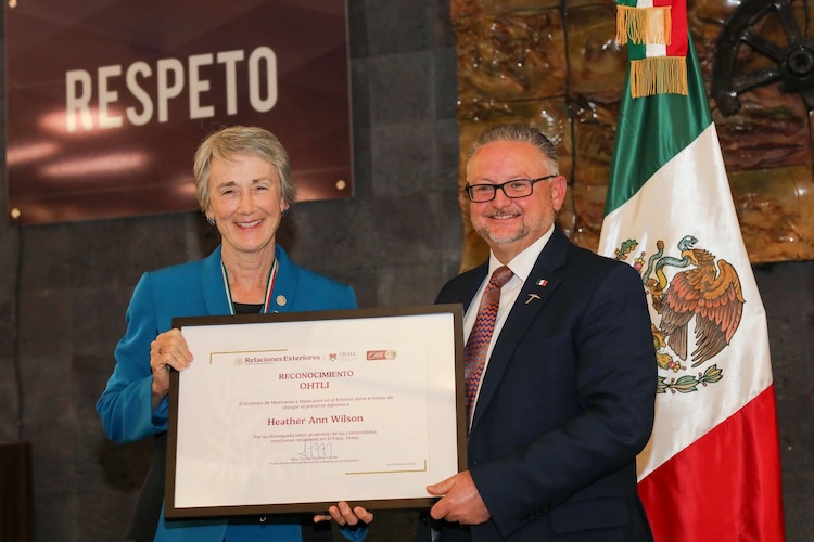 At a ceremony on Nov. 20, 2025, the consul general of Mexico, Mauricio Ibarra Ponce de León, presented the Ohtli Award to UTEP President Heather Wilson for her leadership and contributions to the Mexican and Mexican American community in the field of education. The Ohtli Award is the highest honor bestowed by the government of Mexico upon individuals who have paved the way to improve living conditions and create development opportunities for Mexican communities abroad.  