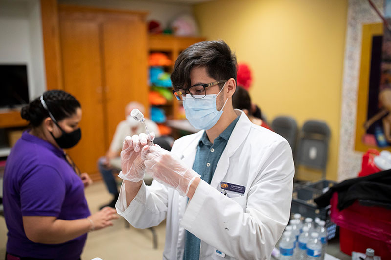 Volunteers from UTEP's social work, pharmacy and nursing programs offer flu shots to people experiencing homelessness at the Delta Welcome Center on Oct. 13, 2020. Photo: Ivan Pierre Aguirre / UTEP Communications 