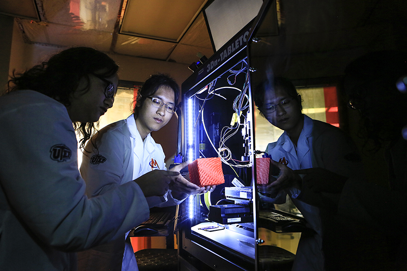 Sarah Manzano, left, an undergraduate researcher in The University of Texas at El Paso’s EM Lab works on a spatially variant photonic crystal structure with Nitiwit Dumrichob, a visiting scholar from Bangkok University, inside the lab located in the College of Engineering. Photo: J.R. Hernandez / UTEP Communications 